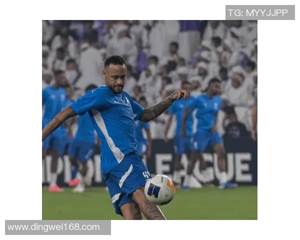 足球明星意外摔倒膝盖受伤照片曝光引发球迷热议与担忧