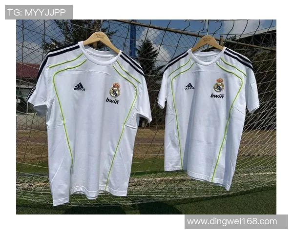 五位足球明星的经典制服造型展示与风格解析