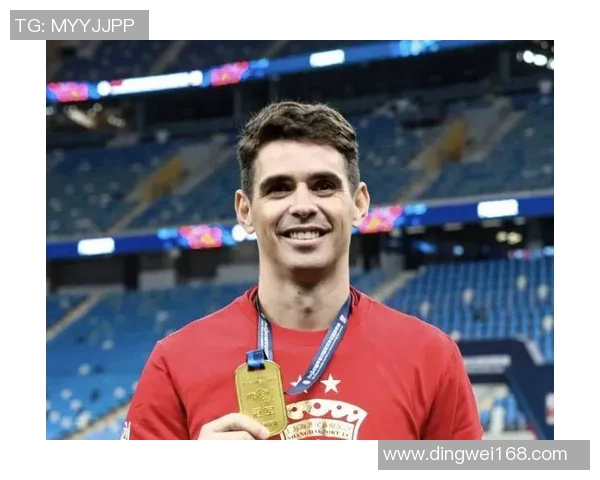 足球明星在比赛中突发昏迷引发关注医疗团队迅速救助球场内外反响热烈