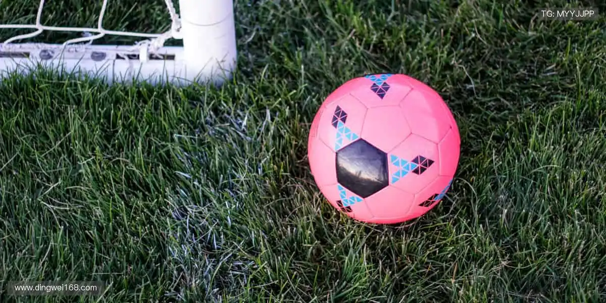 📱实时弹幕，全球球迷在线狂欢！💬